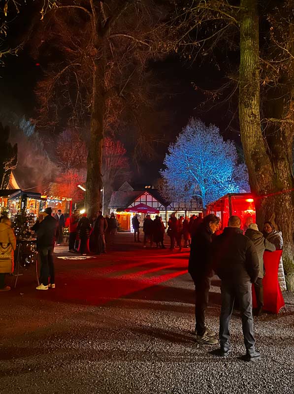 Geschmückte Stände im Braunfelser Weihnachtsdorf am Abend